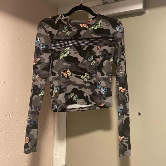 Cute crop top with butterflies - Picture 1 of 3